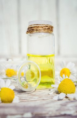 Papatya tentür küçük bir şişe içinde. Seçici odak.