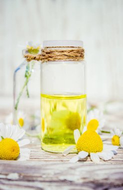 Papatya tentür küçük bir şişe içinde. Seçici odak.