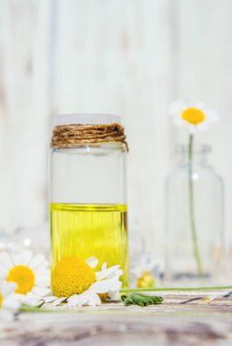 Papatya tentür küçük bir şişe içinde. Seçici odak.