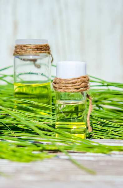 Настойка хвоста в маленькой бутылке. Селективный фокус
. 