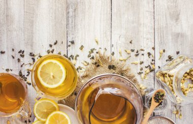 Yasemin ve siyah hafif bir arka plan üzerinde küçük bir fincan şeffaf limonlu yeşil çay. Çay makinesi. Seçici odak.