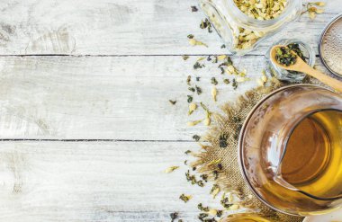 Yasemin ve siyah hafif bir arka plan üzerinde küçük bir fincan şeffaf limonlu yeşil çay. Çay makinesi. Seçici odak.