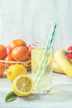 taze limon suyu, limonata meyve tatlı için. Seçici odak. 