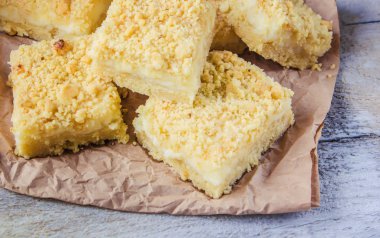 rendelenmiş pasta peynir ve limon suyu ile. Seçici odak. 