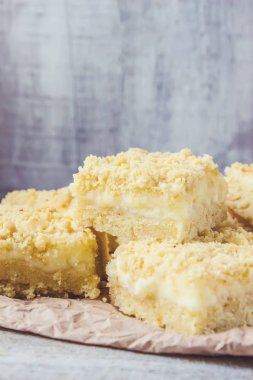 rendelenmiş pasta peynir ve limon suyu ile. Seçici odak. 