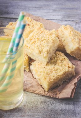 rendelenmiş pasta peynir ve limon suyu ile. Seçici odak. 