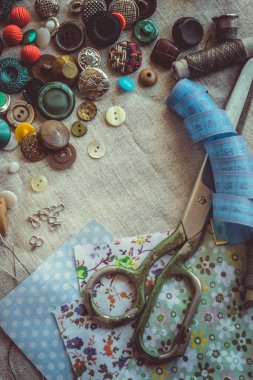 Makas kesim kumaş, desen, kumaşlar, konu ve düğmeleri için. Seçici odak.