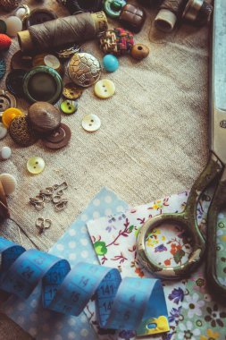 Makas kesim kumaş, desen, kumaşlar, konu ve düğmeleri için. Seçici odak.