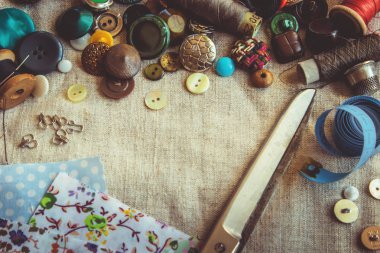 Makas kesim kumaş, desen, kumaşlar, konu ve düğmeleri için. Seçici odak.