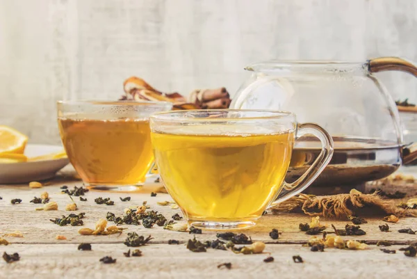 Πράσινο τσάι με γιασεμί και μαύρο με διαφανή λεμονιού σε ένα μικρό φλιτζάνι σε ανοιχτόχρωμο φόντο. Το τσάι. Επιλεκτική εστίαση. — Φωτογραφία Αρχείου