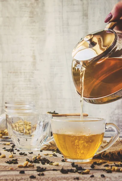 Té verde con jazmín y negro con limón transparente en una taza pequeña sobre un fondo claro. La tetera. Enfoque selectivo . — Foto de Stock