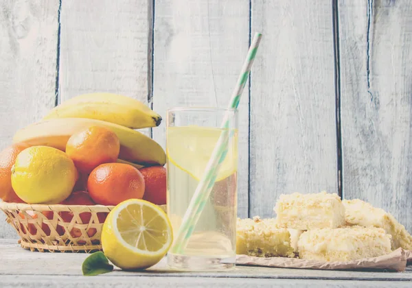 Zumo de limón fresco, limonada con fruta para el postre. Enfoque selectivo . — Foto de Stock