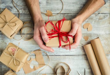 Ambalaj ve vermek tatil seçici odak için bir hediye.