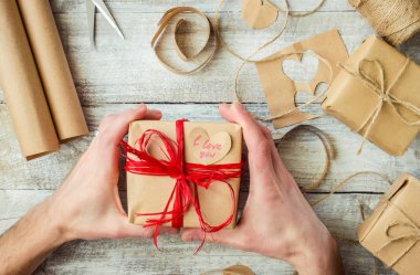 Ambalaj ve vermek tatil seçici odak için bir hediye.