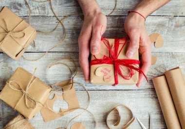 Ambalaj ve vermek tatil seçici odak için bir hediye.