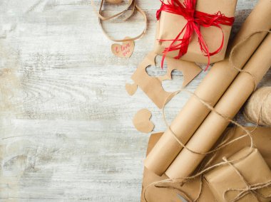 Ambalaj ve vermek tatil seçici odak için bir hediye.