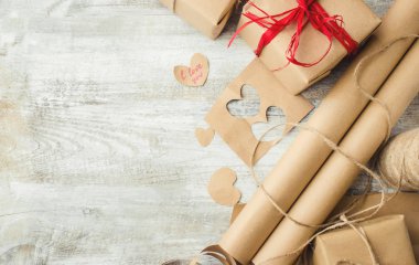 Ambalaj ve vermek tatil seçici odak için bir hediye.