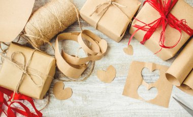 Ambalaj ve vermek tatil seçici odak için bir hediye.