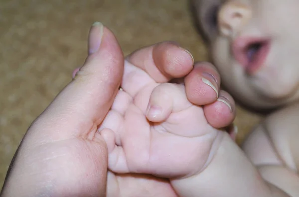 Neonato e mamma. Focus selettivo . — Foto Stock