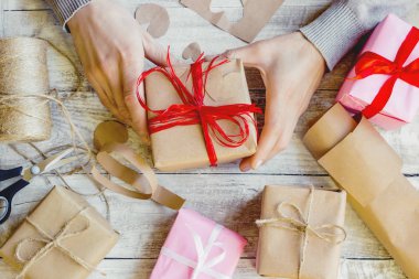 Ambalaj ve vermek tatil seçici odak için bir hediye.