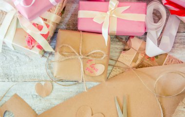 Ambalaj ve vermek tatil seçici odak için bir hediye.