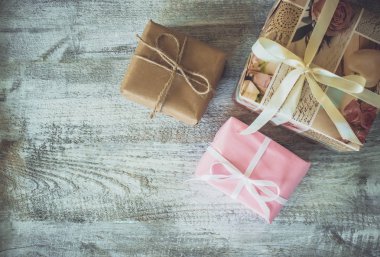 Ambalaj ve vermek tatil seçici odak için bir hediye.