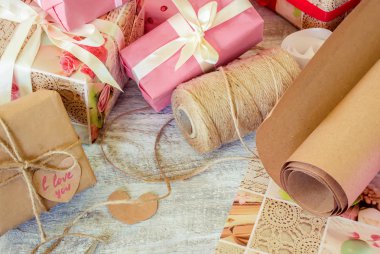 Ambalaj ve vermek tatil seçici odak için bir hediye.