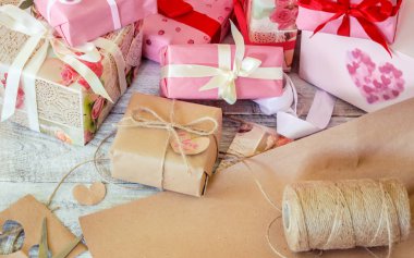 Ambalaj ve vermek tatil seçici odak için bir hediye.