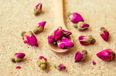 kurutulmuş çay tahta bir kaşıkta yükseldi. seçici odaklama.