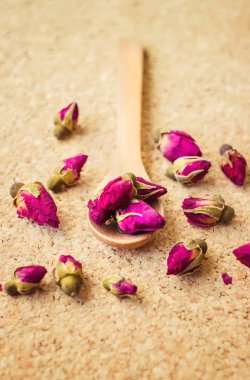 kurutulmuş çay tahta bir kaşıkta yükseldi. seçici odaklama.