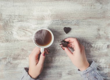 bir fincan çay bir arada tutan severler. Seçici odak. 