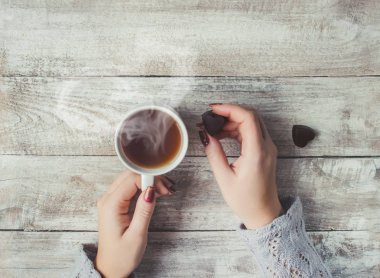 bir fincan çay bir arada tutan severler. Seçici odak. 