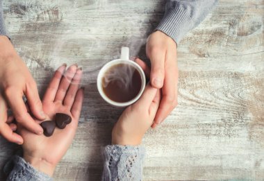 bir fincan çay bir arada tutan severler. Seçici odak. 