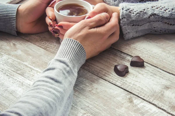 Amantes sosteniendo juntos una taza de té. Enfoque selectivo . — Foto de Stock