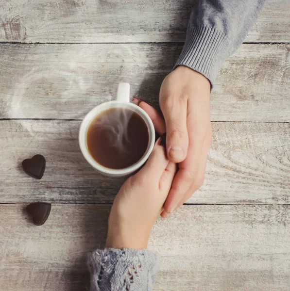 Lovers håller tillsammans med en kopp te. Selektivt fokus. — Stockfoto