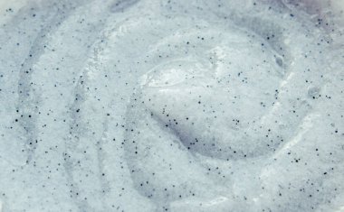 Parçacıklar peeling ile vücut fırçalayın. Seçici odak. Portre.