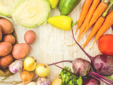 Beyaz ahşap zemin üzerinde farklı homegrown sebze. seçici odak.