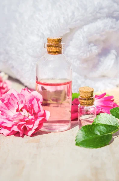 küçük bir kavanoza pembe Gül esans. Seçici odak. 