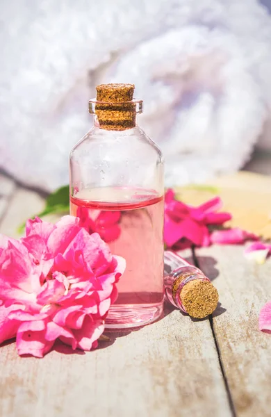 küçük bir kavanoza pembe Gül esans. Seçici odak. 