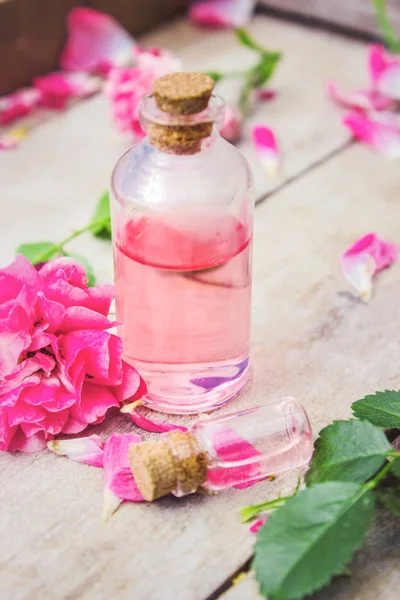 küçük bir kavanoza pembe Gül esans. Seçici odak. 