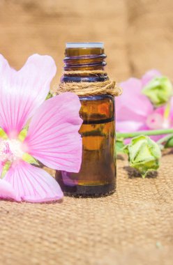 küçük bir kavanoza ebegümeci özü. Seçici odak. 