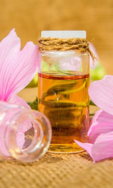 küçük bir kavanoza ebegümeci özü. Seçici odak. 