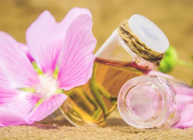 küçük bir kavanoza ebegümeci özü. Seçici odak. 