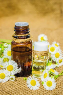  küçük bir kavanoza papatya özü. Seçici odak. 