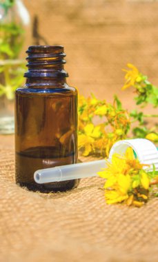 St John's wort küçük bir kavanoza ayıklayın. Seçici odak. 