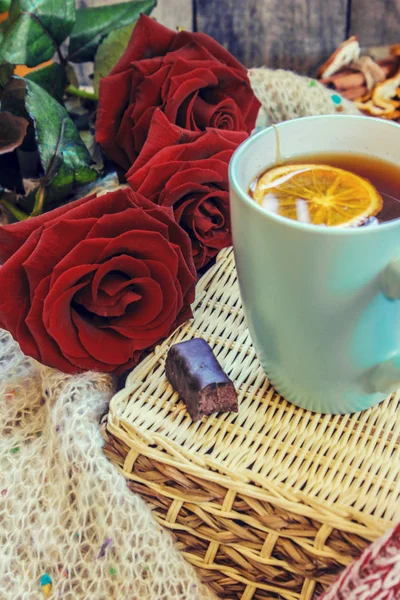 Csendélet csésze tea és vörös rózsa. Szelektív összpontosít. — Stock Fotó