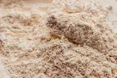 Kil tozu yüz maskesi ve vücut kuru. seçici odak. 