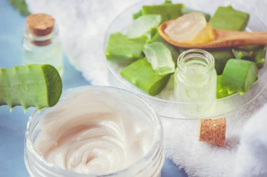 Aloe Vera özü küçük bir şişe ve parça tablo. Seçici odak. 