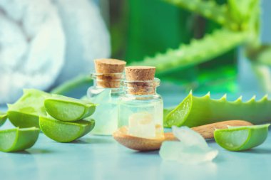 Aloe Vera özü küçük bir şişe ve parça tablo. Seçici odak. 