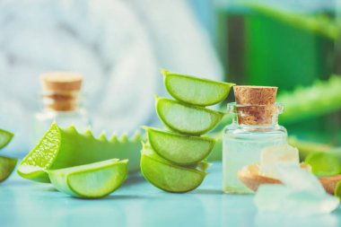 Aloe Vera özü küçük bir şişe ve parça tablo. Seçici odak. 